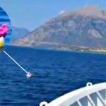 Bambina al largo della Grecia sul suo unicorno